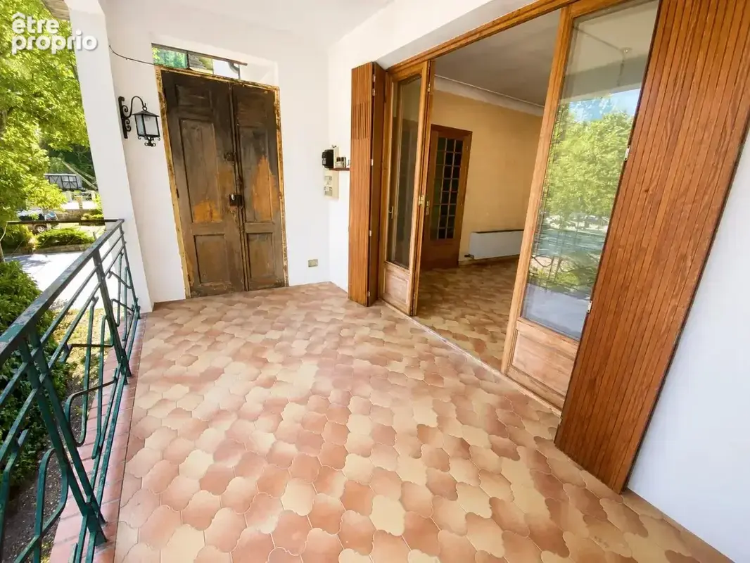 Appartement 5 pièces, loggia, balcon, grenier, cave , 1 place de parking, 1 grand garage - photo 4