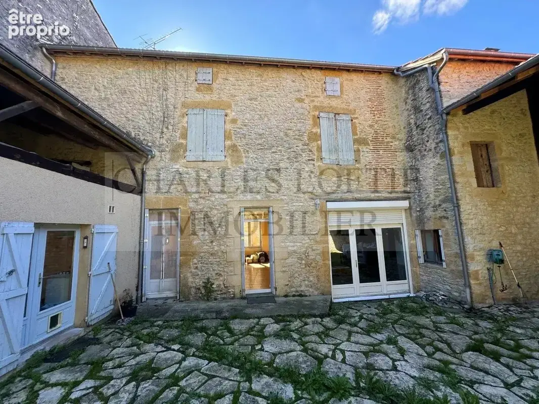 Charmante maison de village spacieuse en pierre avec superbe jardin et beau potentiel. - photo 9