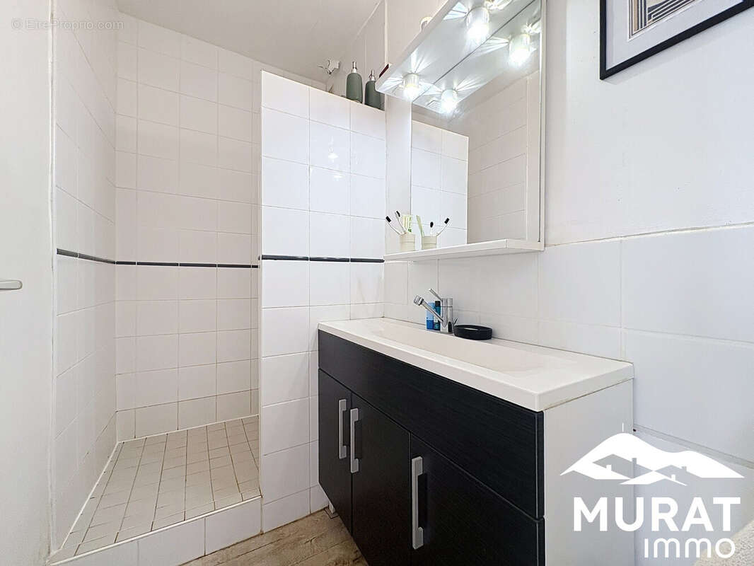 SALLE D'EAU - Appartement à CHAMALIERES