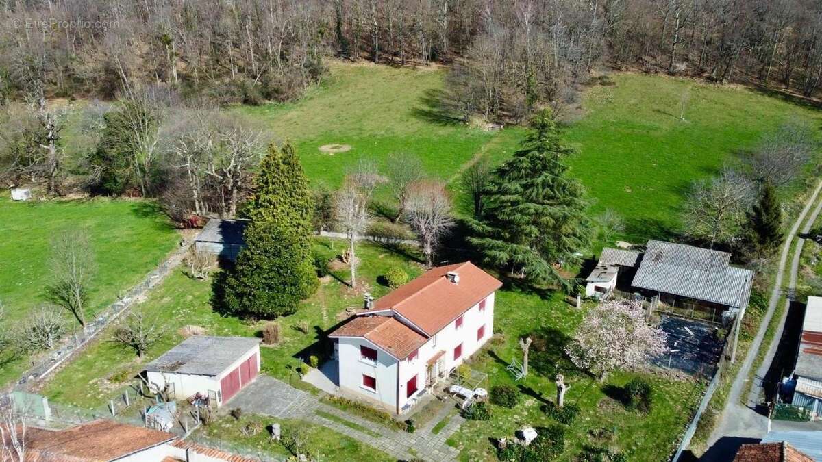 Maison 180 m² à Barbazan  - photo 2