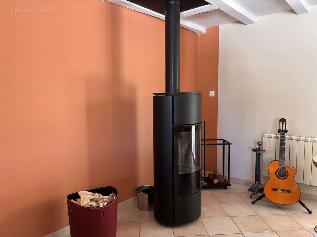 Maison de plain-pied de 156 m2 avec piscine, garage et terrain arboré - photo 8