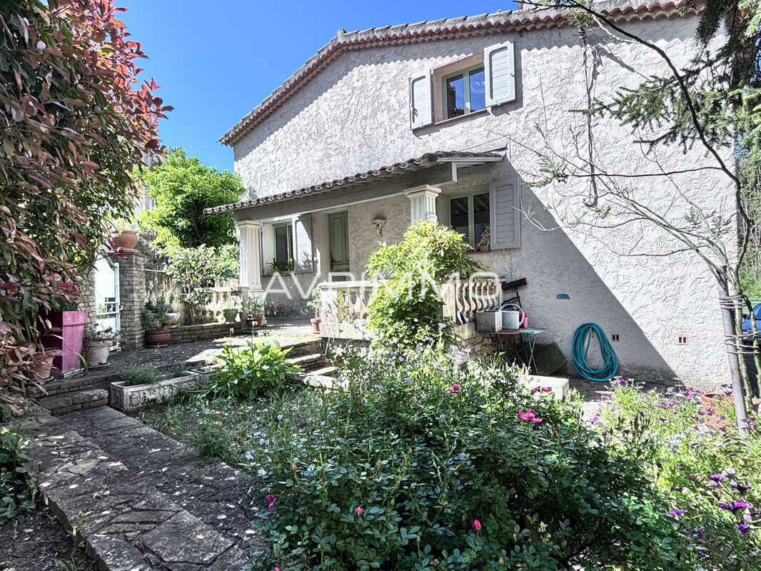 Saint-cyr-sur-mer   2 maisons + studio sur 950 m2   fort potentiel - photo 9