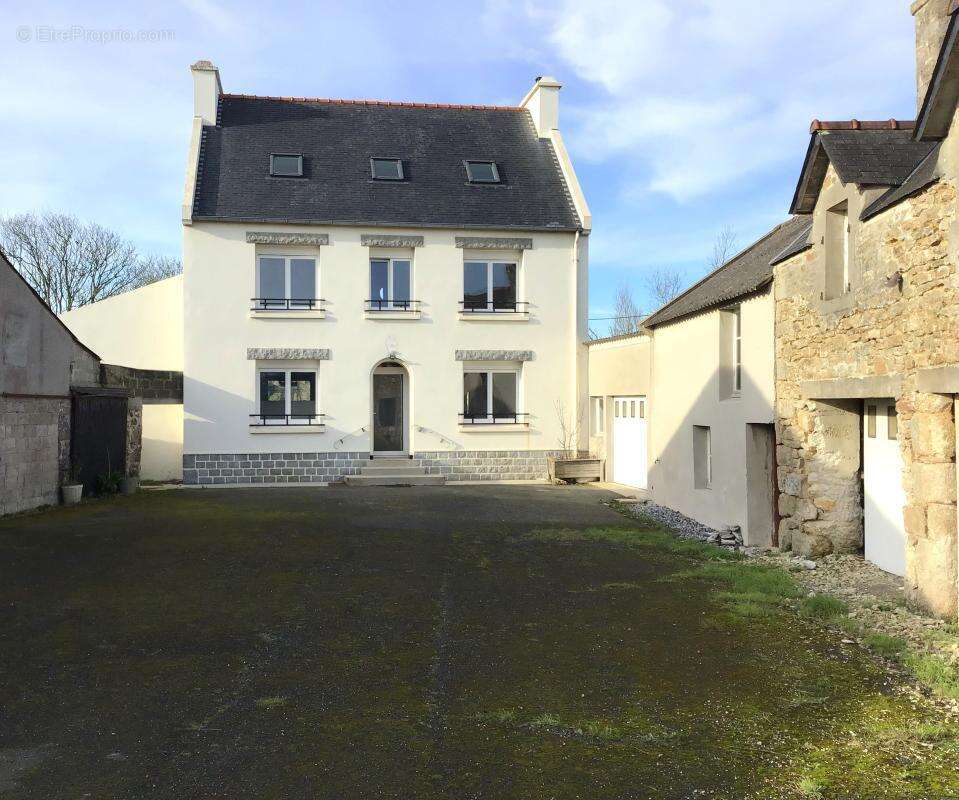 Maison à KERLOUAN