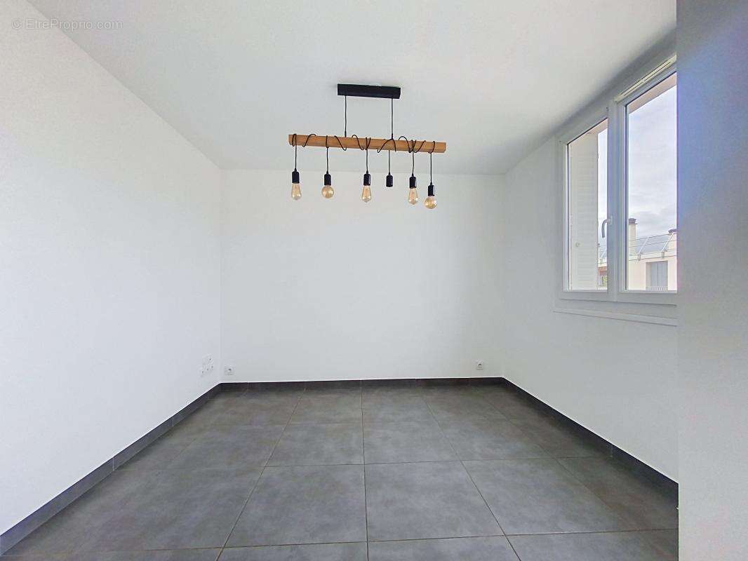 Appartement - 2 Chambres - Possibilité 3 - Balcon - Jolie vue dégagée - Résidence sécurisée - Proche commodités - photo 17
