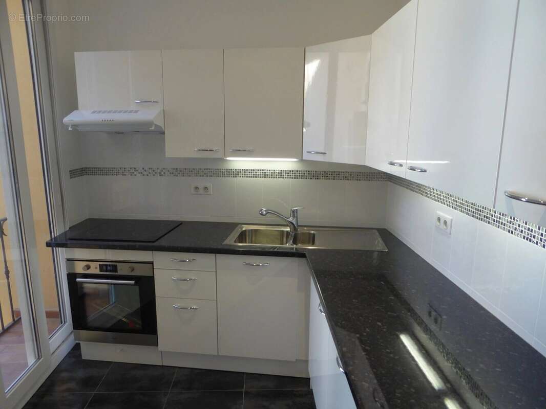 Cuisine Acier inoxydable Carrelage - Appartement à NICE