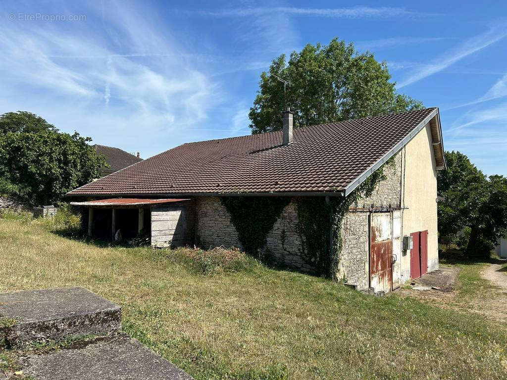 Maison rénovée avec hangar attenant - photo 2
