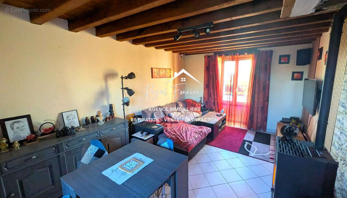 Séjour avec poêle à granulés - Maison à MANTHELAN