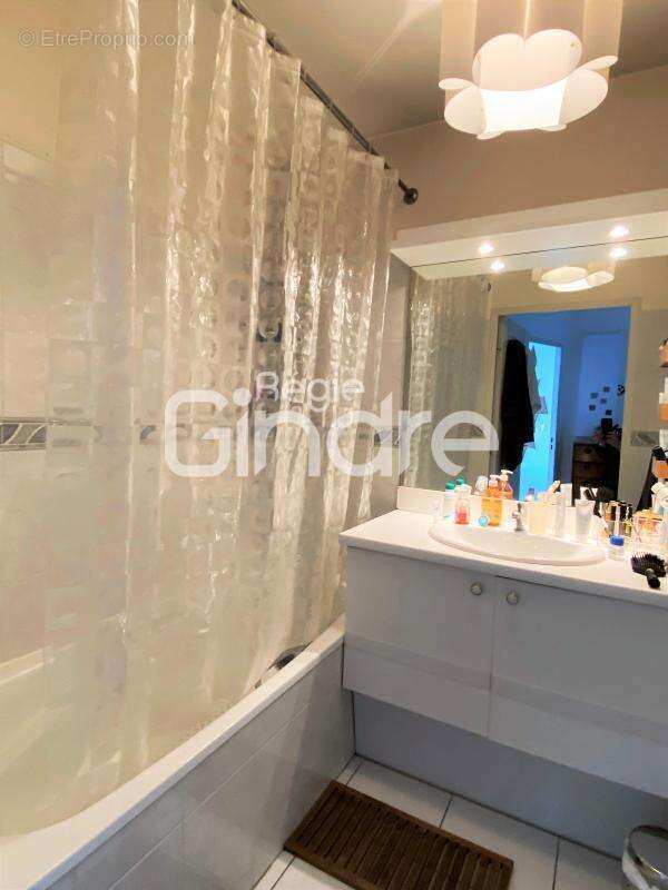 Vente - Appartement - 2 pièces + cuisine - 51 m² - 265 000 € - - photo 5