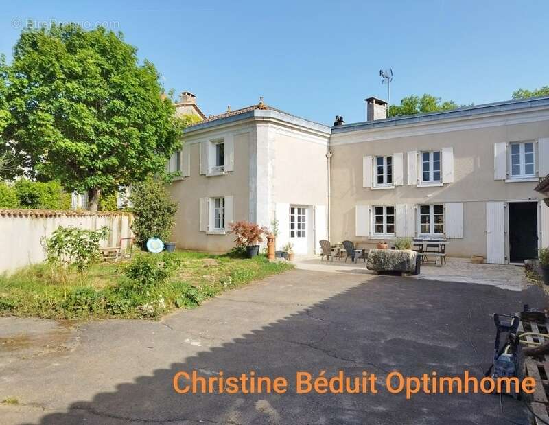 Chazelles, proche La Rochefoucauld. Maison de caractère de 223 m², 5 chambres, cour et grange - photo 3