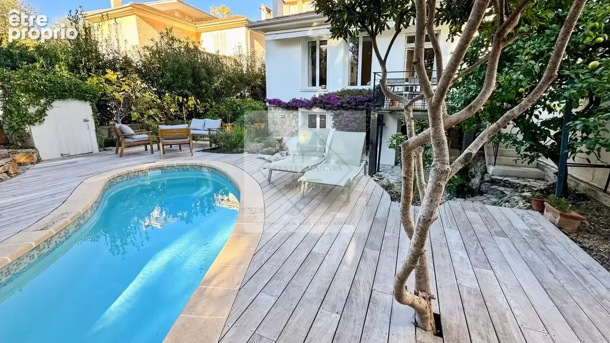 Emplacement Privilégié au Cœur de Cannes : Maison de Ville avec Piscine et Stationnement Privatif - photo 9