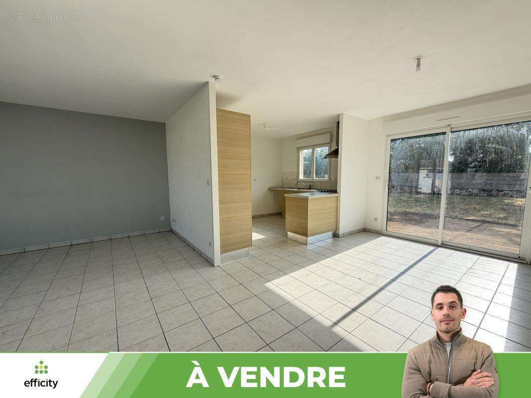 Maison 104 m² à Lussac-Les-Chateaux  - photo 6