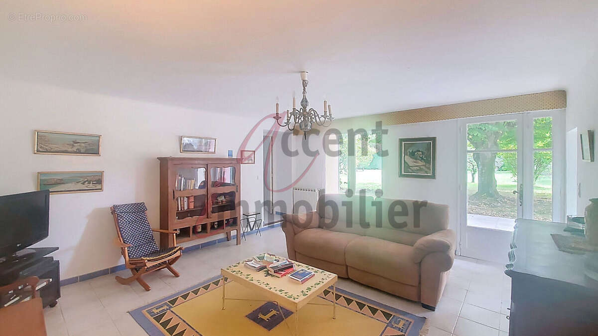 Noves : Mas avec oliviers, piscine et annexes - photo 8