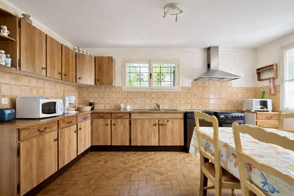 Maison 212 m² à Luzillat  - photo 3