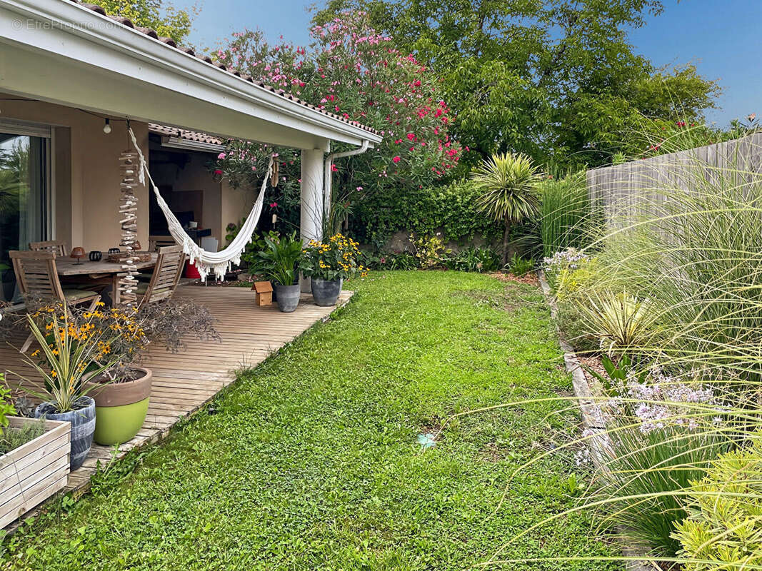 EYSINES CENTRE - Maison plain-pied 130m² sur 600m² de parcelle en 2e ligne - Calme - photo 11