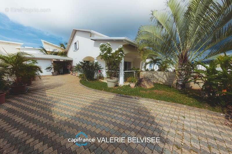 Villa familiale f5 avec piscine, vue dégagée et superbes volumes – saint-louis - photo 2