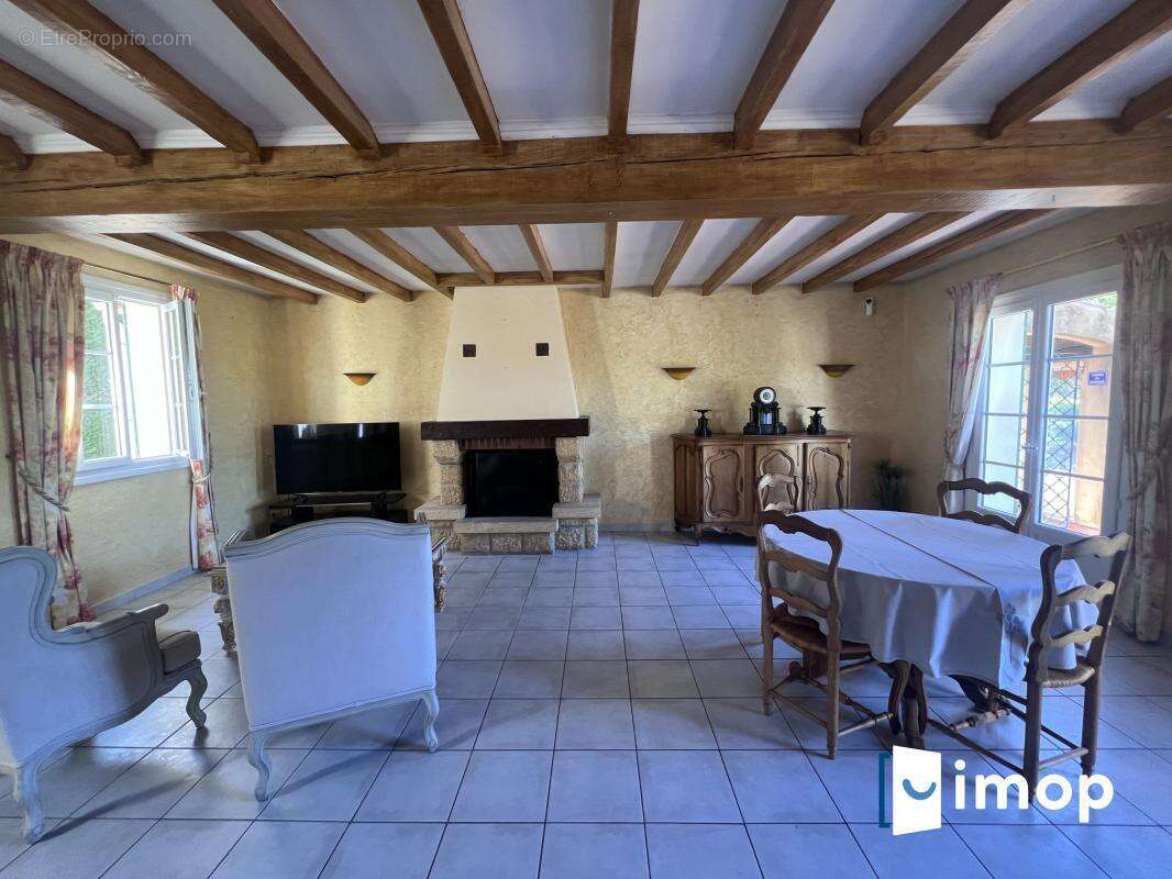 Belle maison des années 80 sur grand terrain de plus de 1000 m² avec piscine - photo 3