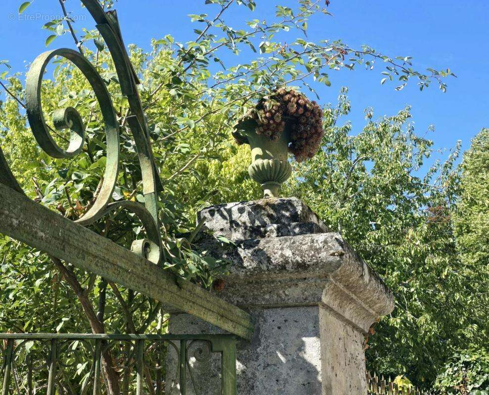 Maison à SALLES-LAVALETTE