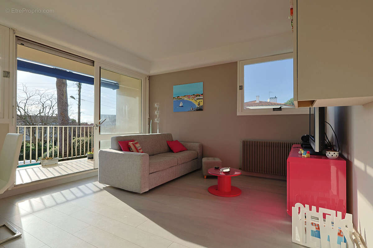 200M DE LA PLAGE DE PONTAILLAC - Appartement lumineux avec balcon - photo 3