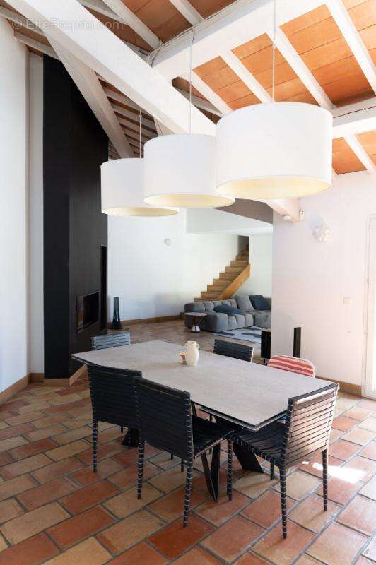 Maison à CEYRESTE