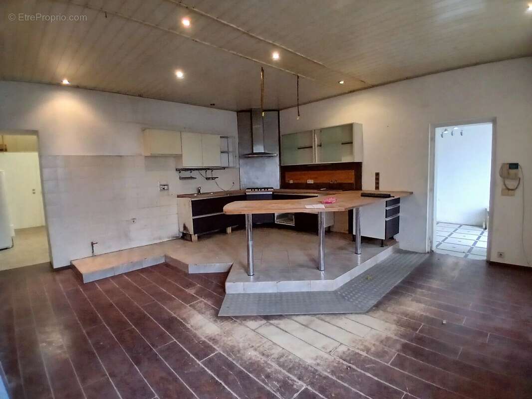Jolie maison en pierre à rénover - photo 3