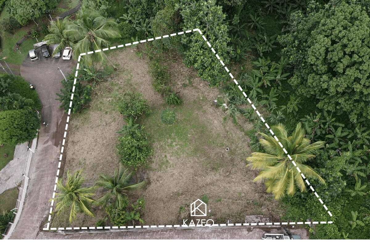 Terrain à LE LAMENTIN