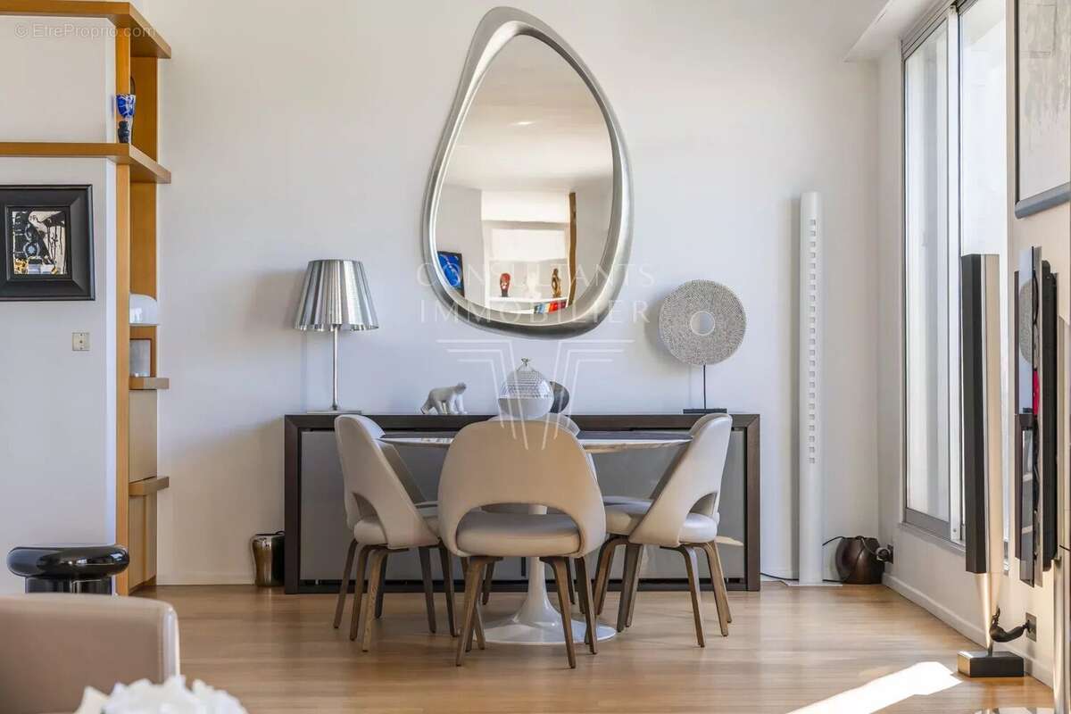 Appartement à PARIS-16E