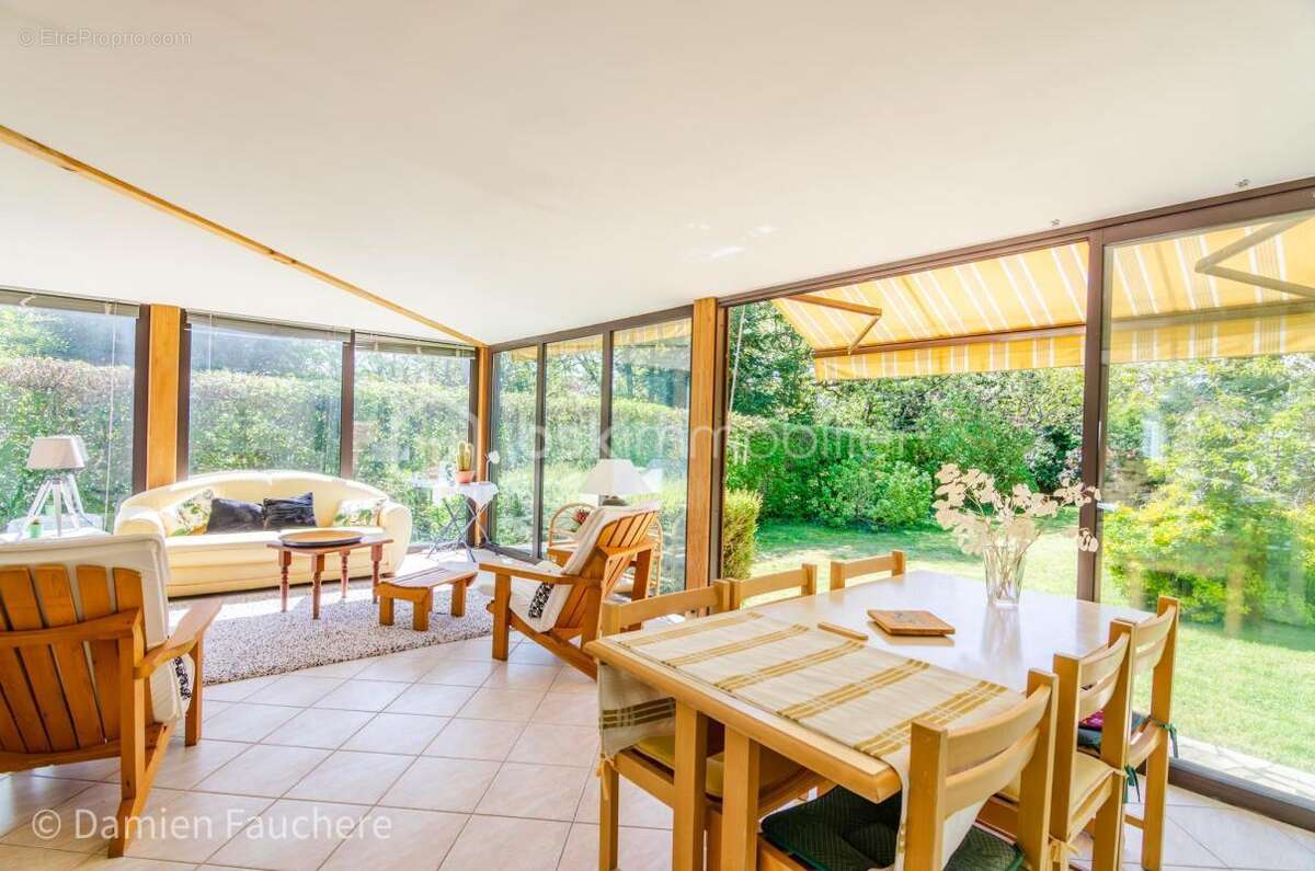 Maison familiale de plain-pied majoritairement avec véranda et jardin au calme ! - photo 2