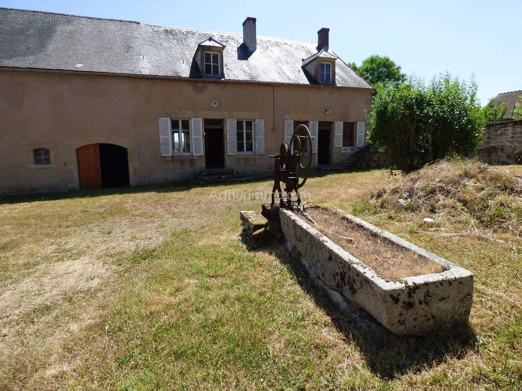 Maison à QUARRE-LES-TOMBES