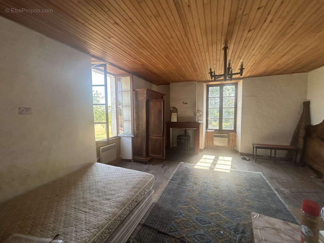 Maison en pierre à rénover dans un cadre magnifique sur terrain de 3400m2 - photo 4