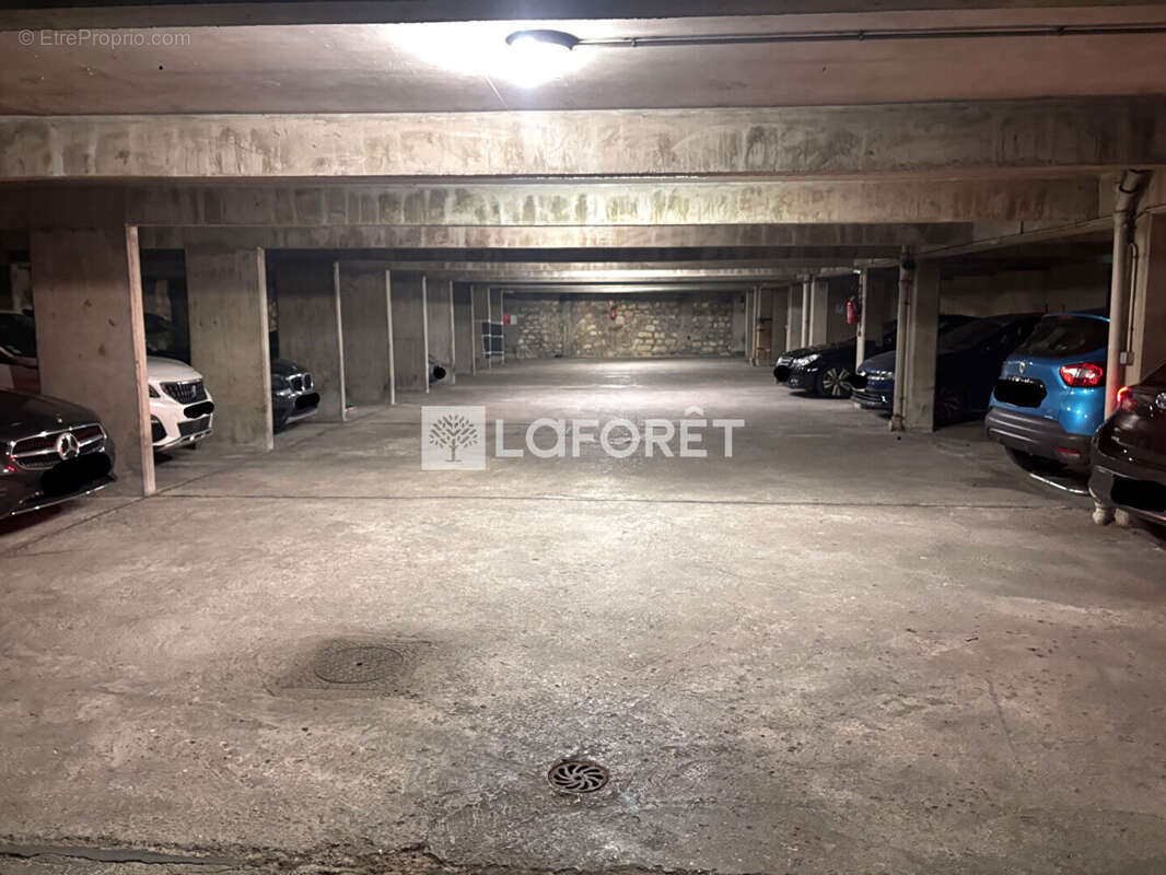 Parking à PARIS-17E