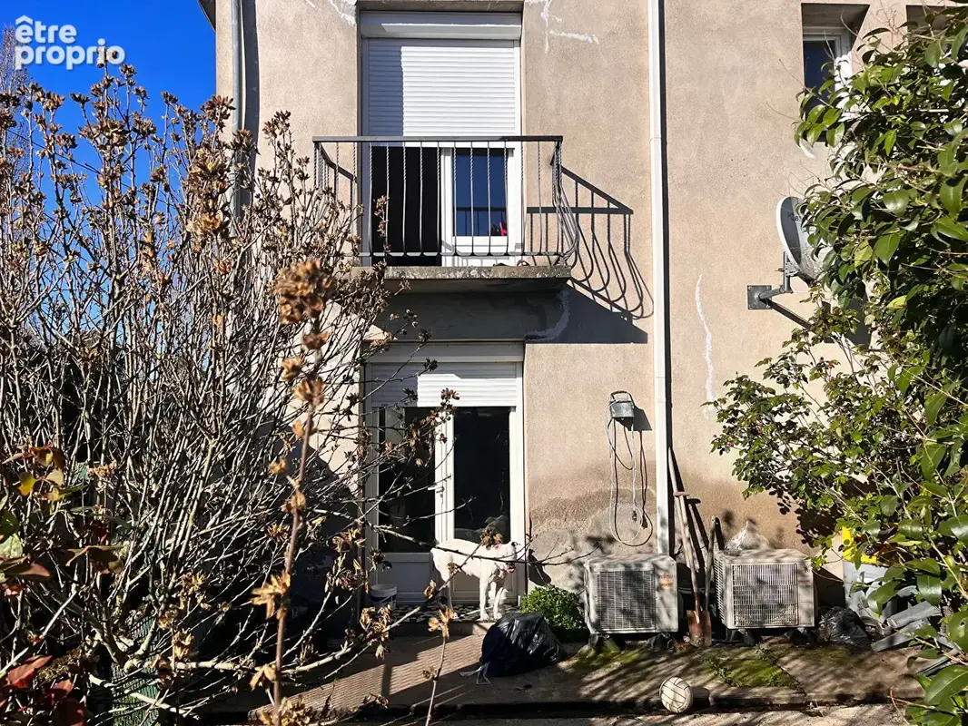 Immeuble en ville 2 appartements avec cours et garages - photo 12