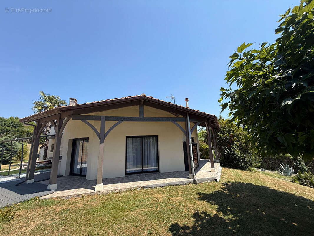 Maison dans quartier recherché avec beaux volumes et piscine - photo 15