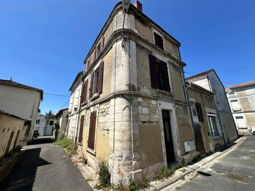 Maison à RUELLE-SUR-TOUVRE