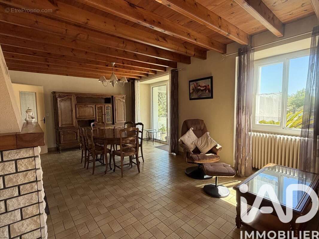 Maison 137 m² à Saint-Hilaire-De-Voust  - photo 6