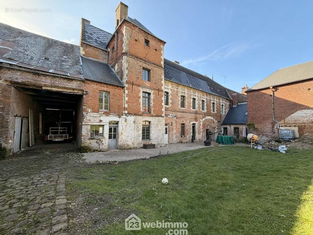 Immeuble de rapport d'une surface de 714 m² - Appartement à MARLE