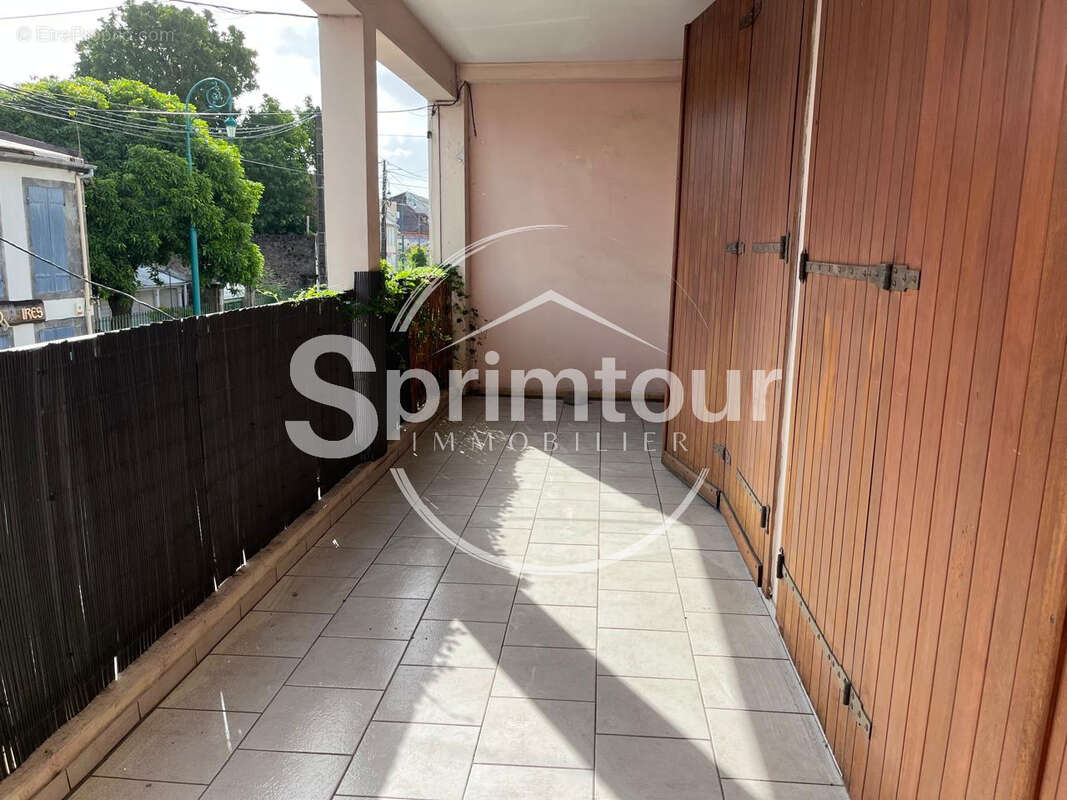 BASSE-TERRE- Immeuble de rapport avec fort potentiel locatif   Proximité immédiate du centre-ville - photo 3