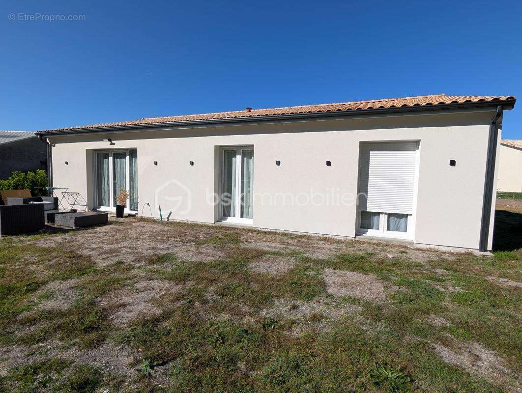 Maison à SAINT-YZAN-DE-SOUDIAC