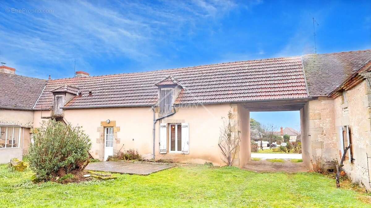 Maison à AGONGES