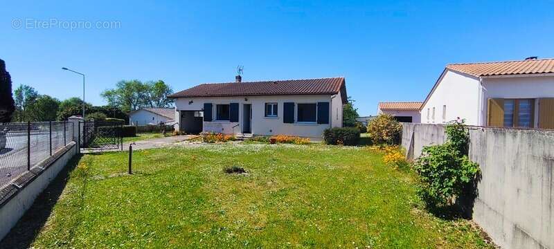 Maison à SAINT-GERMAIN-DE-LUSIGNAN