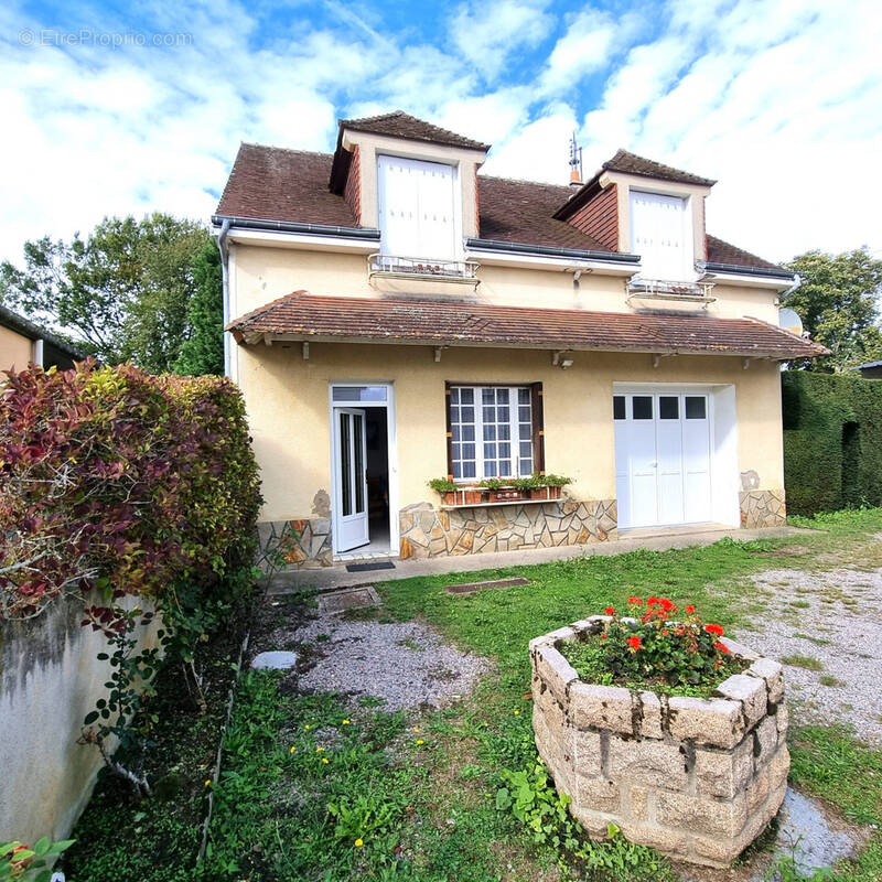 Maison à SAINT-DENIS-DE-JOUHET