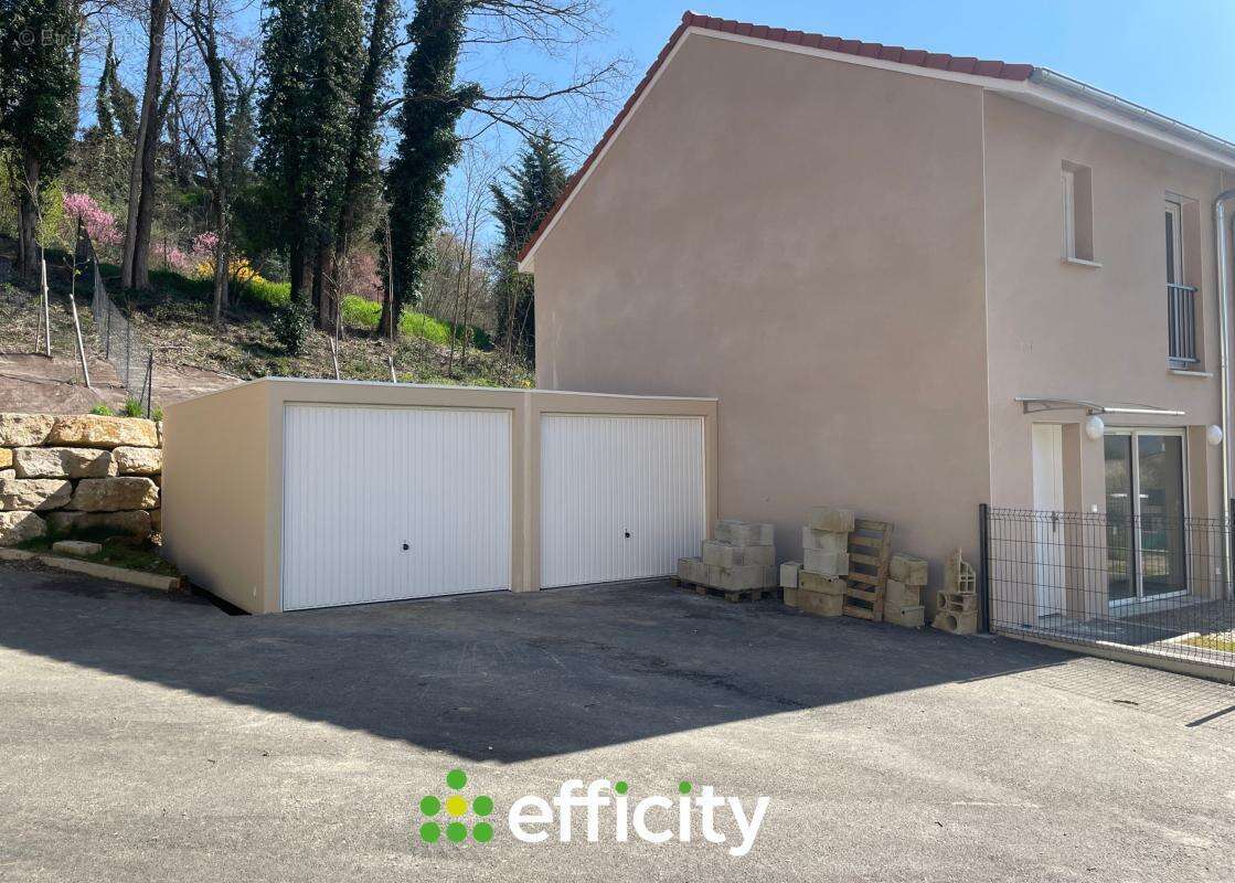 Maison à LA CHAPELLE-DE-LA-TOUR