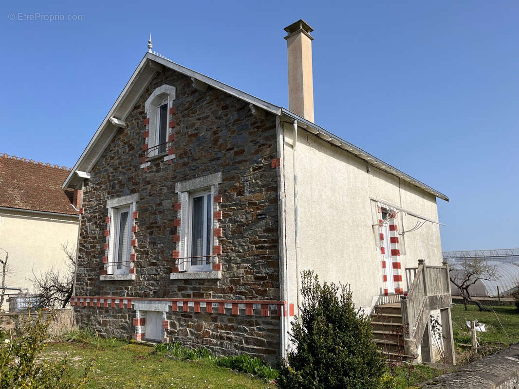 Maison à COUSSAC-BONNEVAL