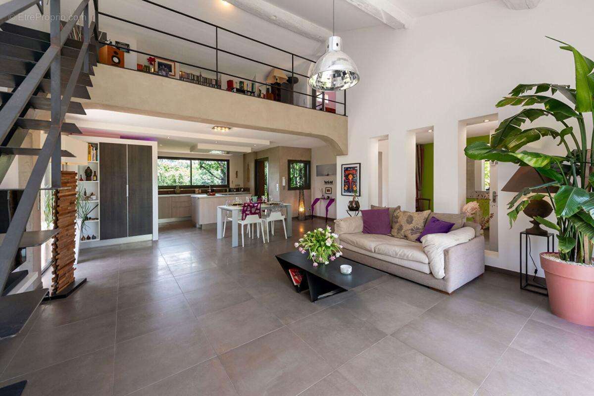 FREJUS - Hameau de Valescure - Villa 175 m² , dépendance, 4 chambres - photo 5