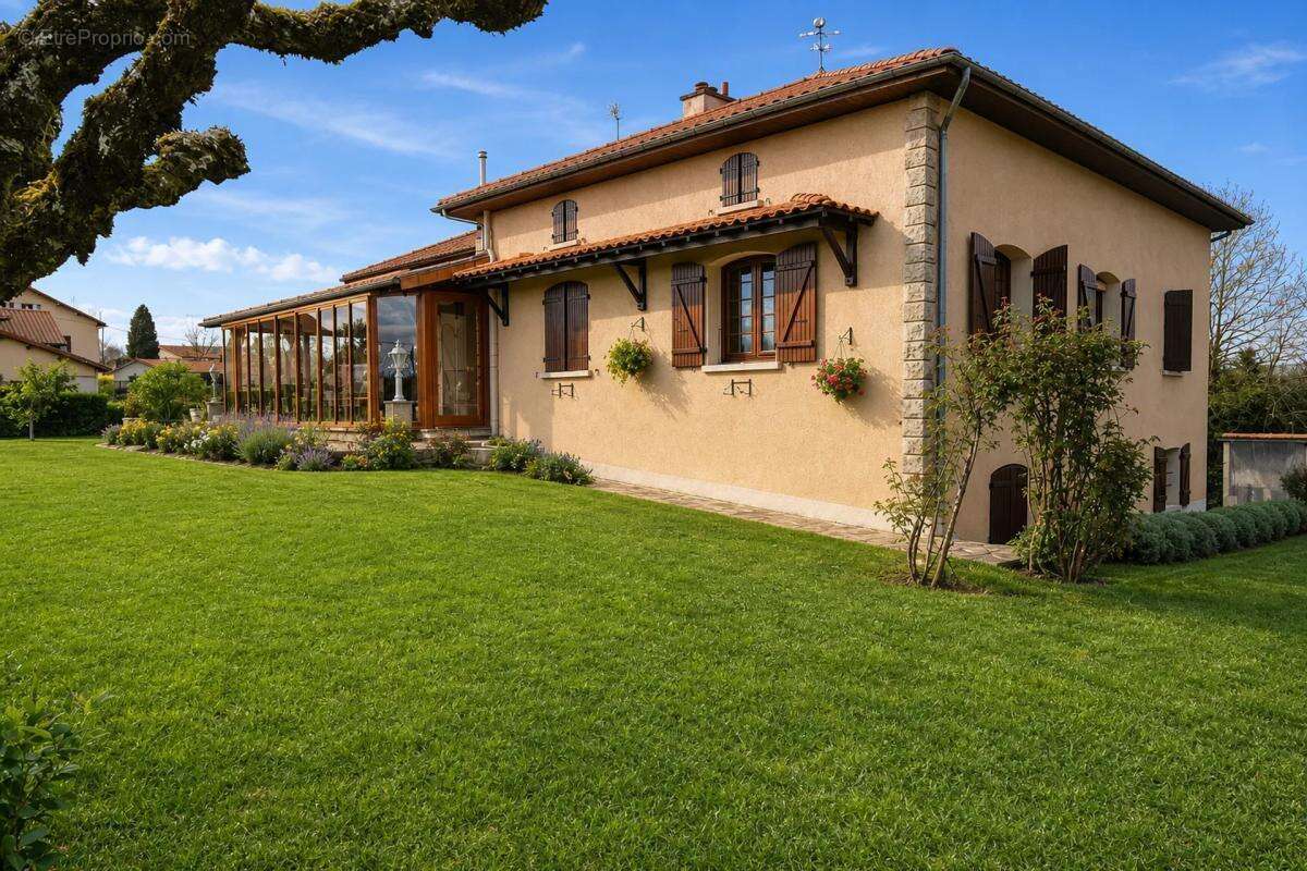 Étagnac: Spacieuse Maison 207m², 4 Ch, Terrain - photo 2