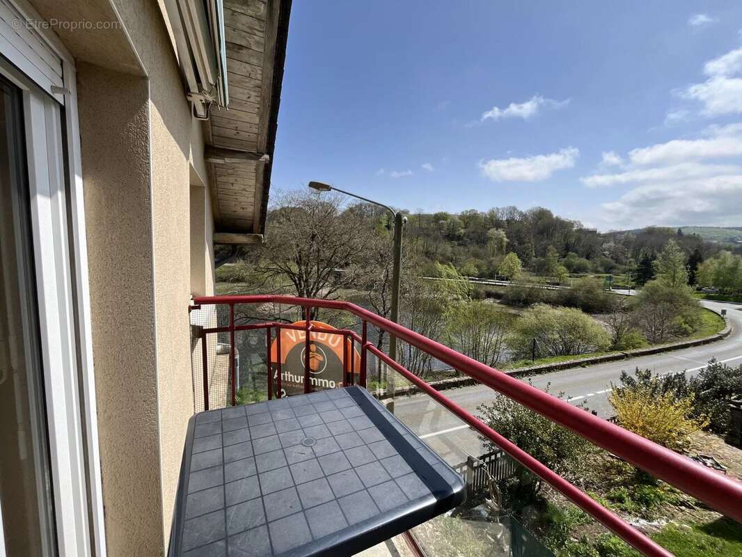 Appartement à SALLES-CURAN