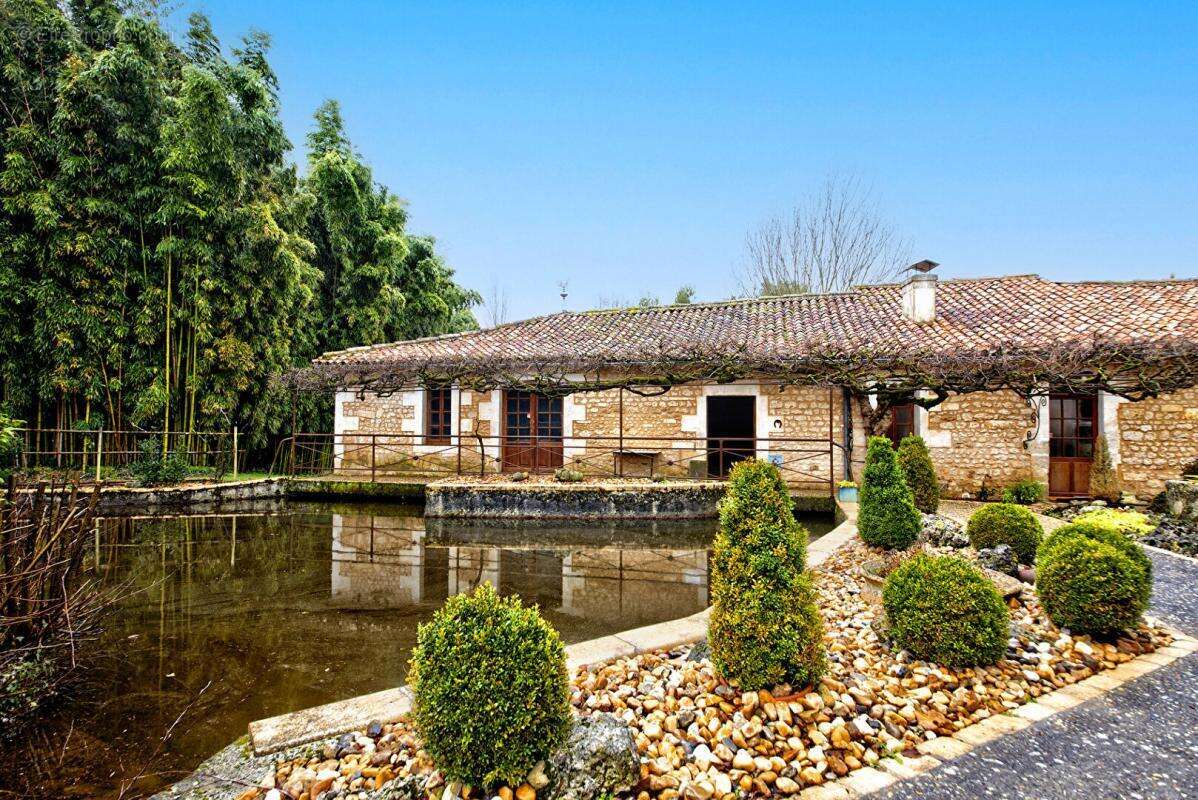 À vendre  Moulin classé du XVI siècle avec chambres d'hôtes et gîte en Charente-Maritime - photo 4