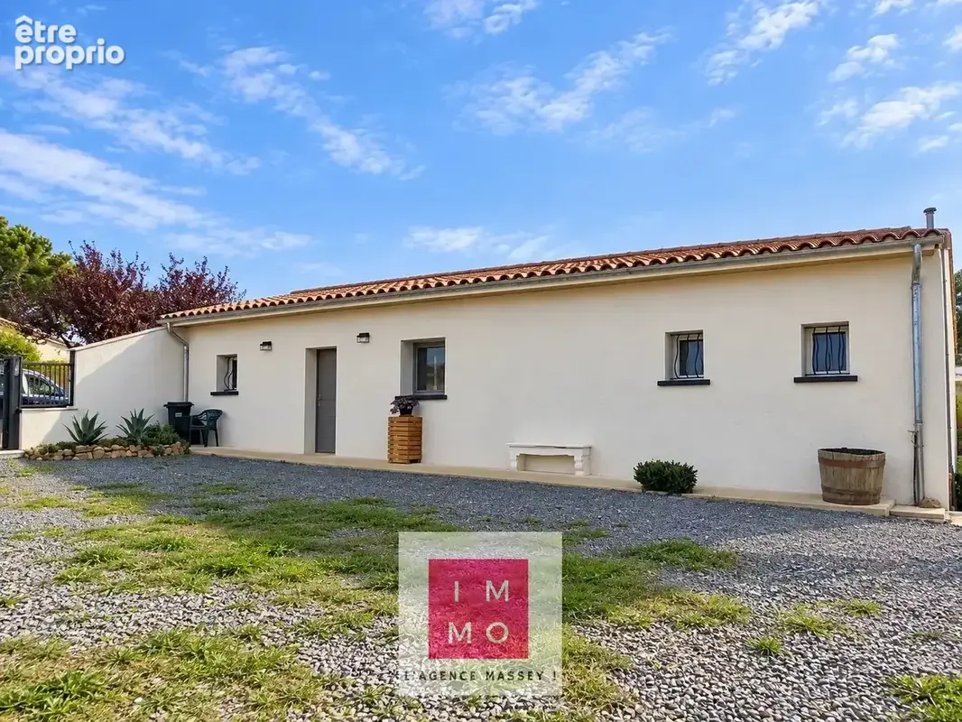 Rare à la campagne : plain-pied, 1,6 ha de prairies et vue sur les Pyrénées + 300m² dépendances - photo 2