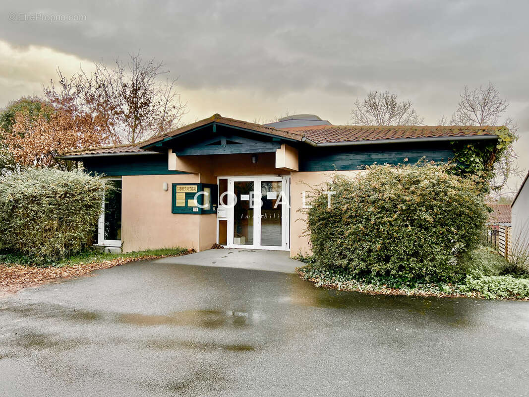 Local professionnel indépendant à Monnières   Bureaux lumineux avec parking et terrain - photo 2