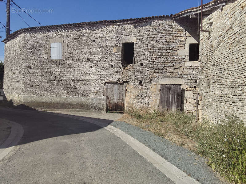 Maison à vendre à rénover entièrement SAINT HILAIRE DE VILLEFRANCHE (17) - photo 2