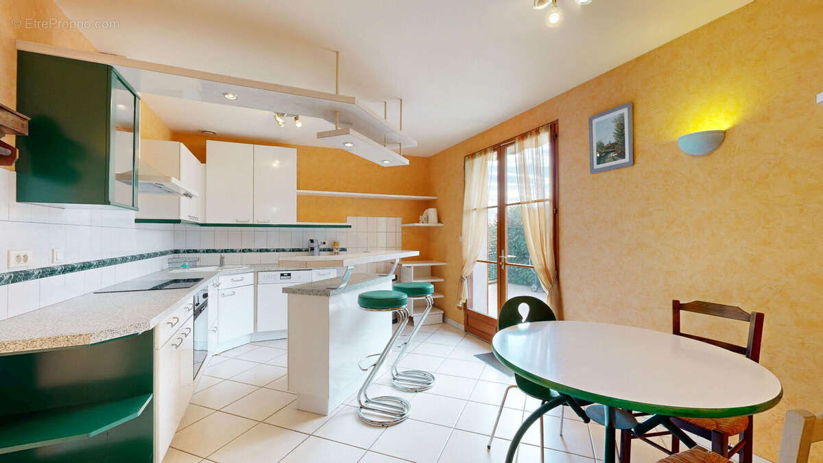 Maison à NEUILLY-LE-REAL